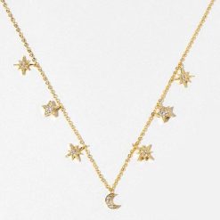 Colgante Estrellas y Luna Oro. Delicado collar dorado en plata de ley 925 bañada en oro 18k con colgantes en forma de estrellas y luna con circonitas.